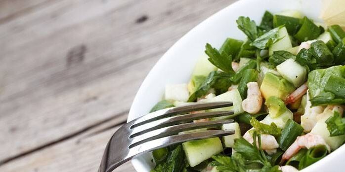 La salade de légumes doit souvent être présente dans le régime alimentaire pour perdre du poids